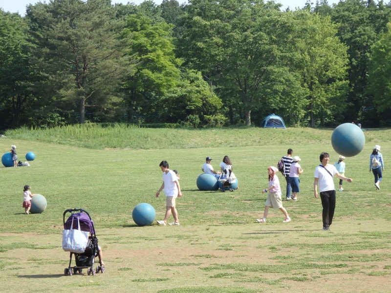 モリモリボールが空中を舞う西口ひろば