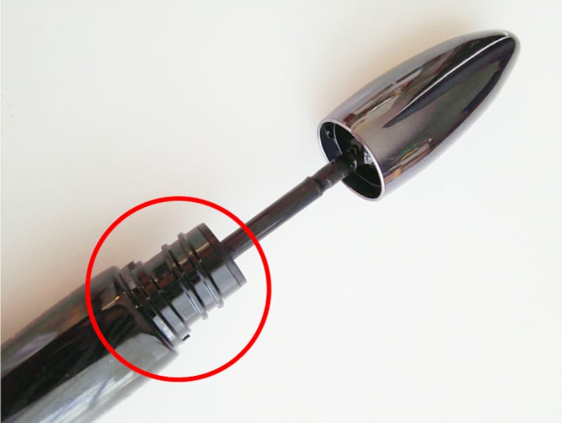 マスカラ容器のネジ部分にマスカラ液が固まっていないかをチェック!