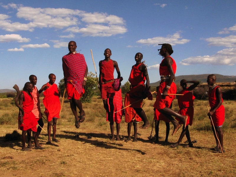 マサイ・ジャンプで観光客を歓迎するマサイ族の人々