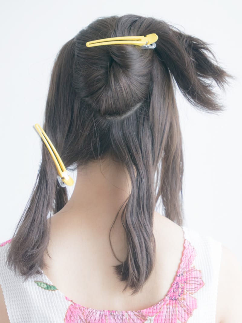 後頭部がV字になるように分けとる