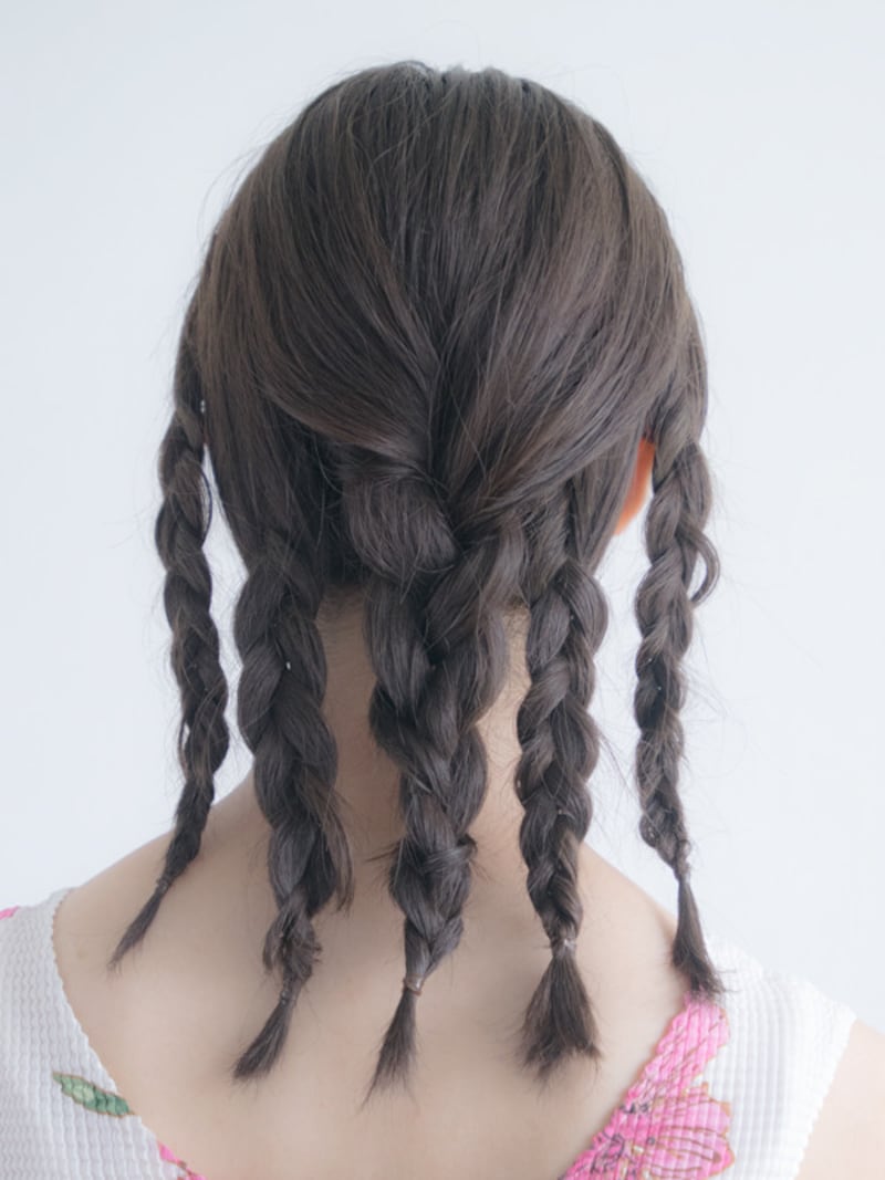 最後に、後頭部の髪を三つ編みにする