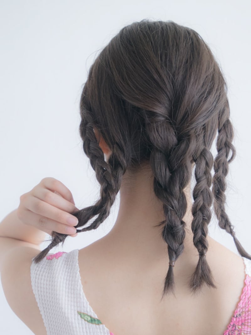 2つの毛束をねじり合わせる