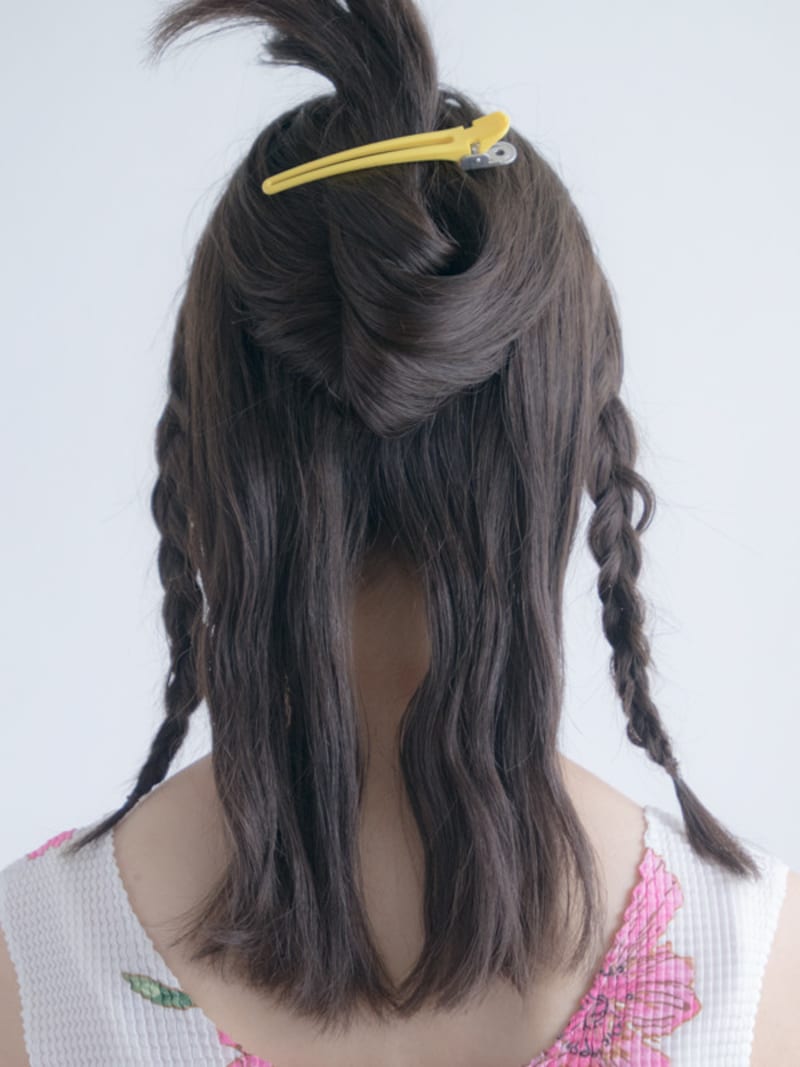 両サイドの髪を毛先ギリギリまで編む