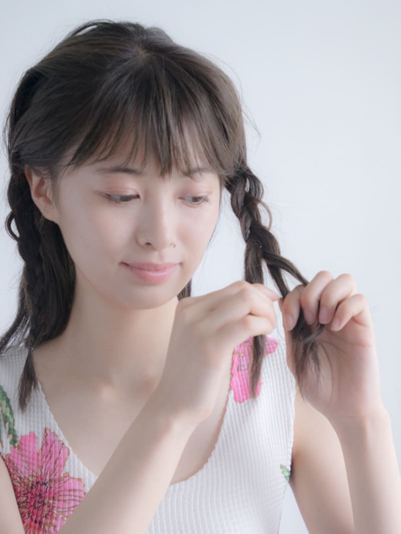 サイドの髪をきつめに編む