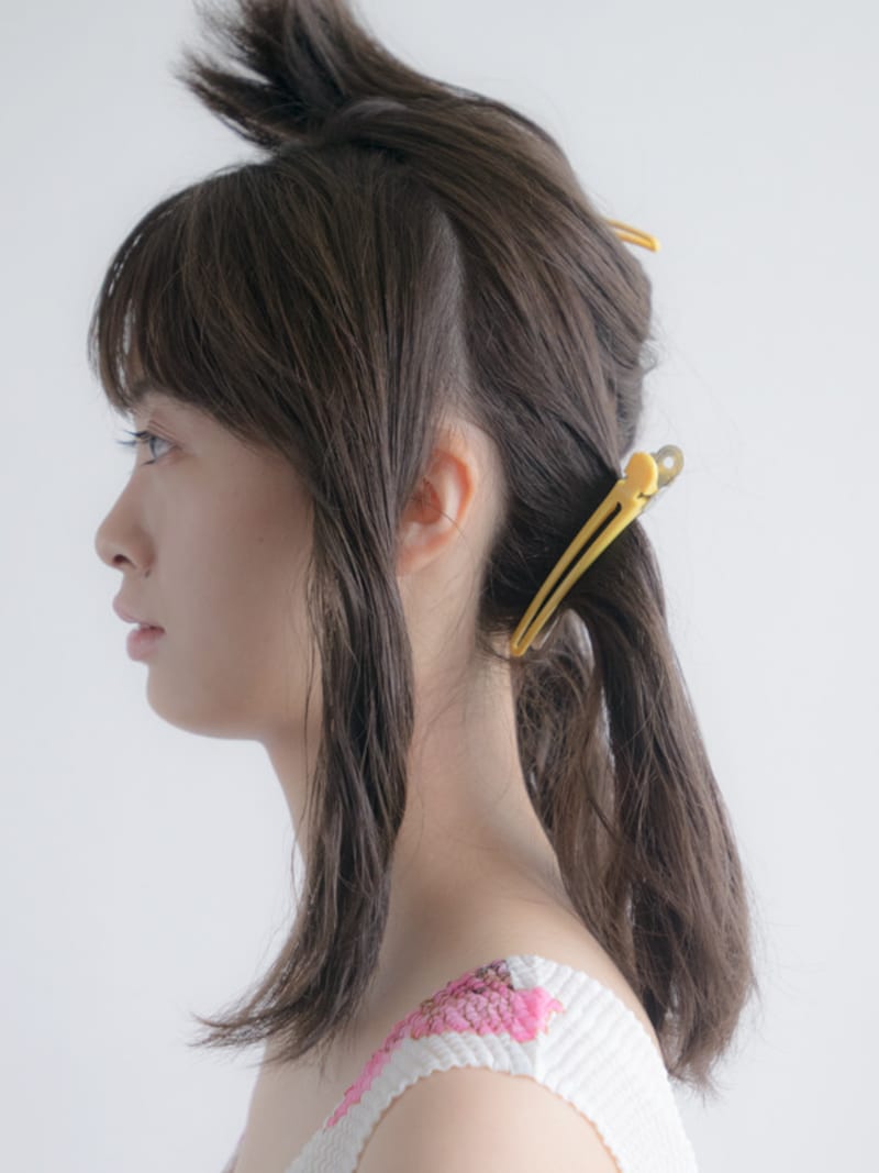 耳の真ん中の延長線上で髪を分ける