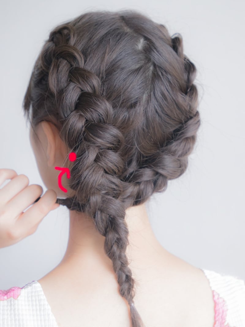 毛束を耳後ろ付近まで持っていき、アメピンで固定