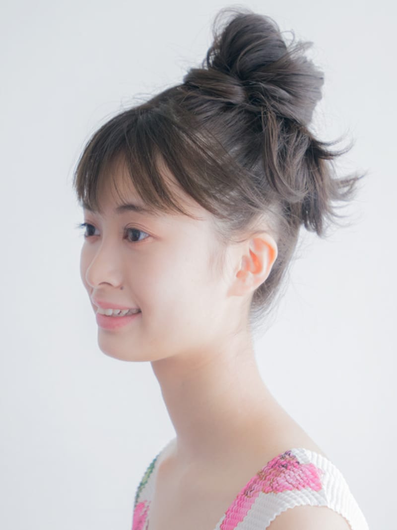 ラフにまとめたお団子はおしゃれでカジュアルな印象