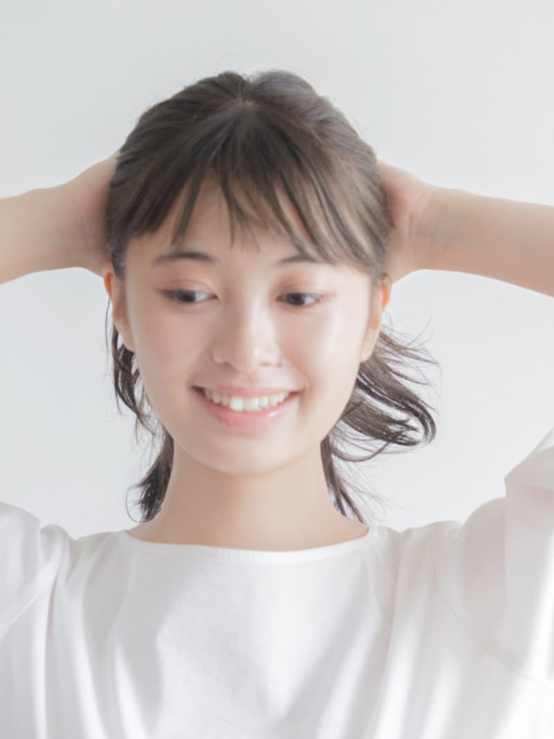 顔周りの生え際からワックスをつける