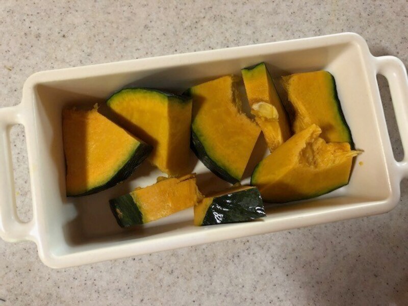 かぼちゃを切って、グリル皿へ。