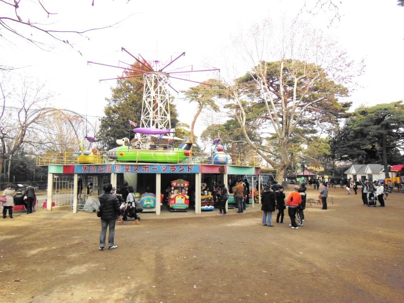 大宮公園の児童遊園地の飛行塔やバッテリーカー