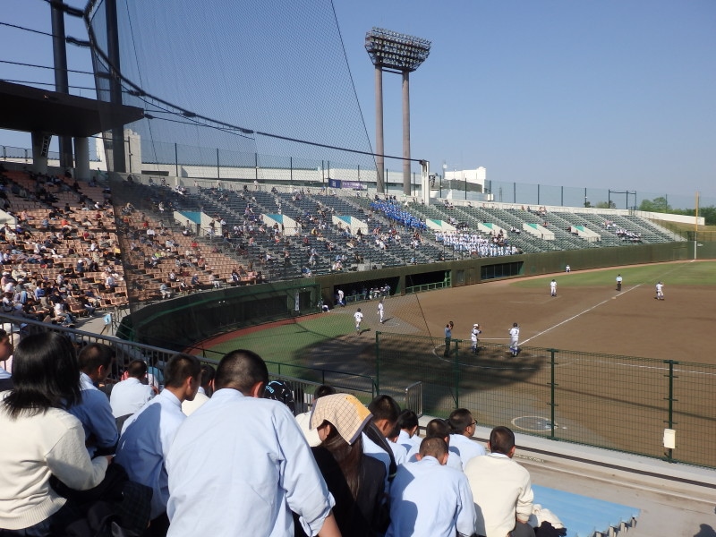 高校球児が熱戦を繰り広げる野球場