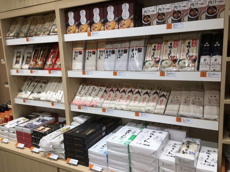 様々な種類のうどんが揃う店内