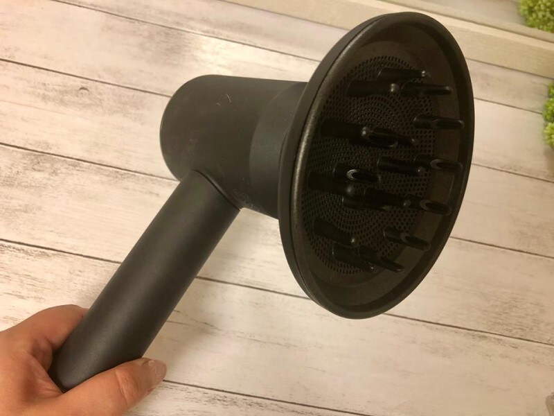 お椀型の大きなディフューザー。アタッチメントはマグネット式なので、一瞬でカチッと装着できます