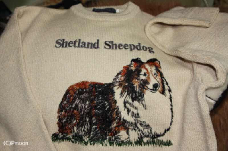 シェットランド諸島産の羊毛で作られているシェルティーの刺繍をあしらったセーター