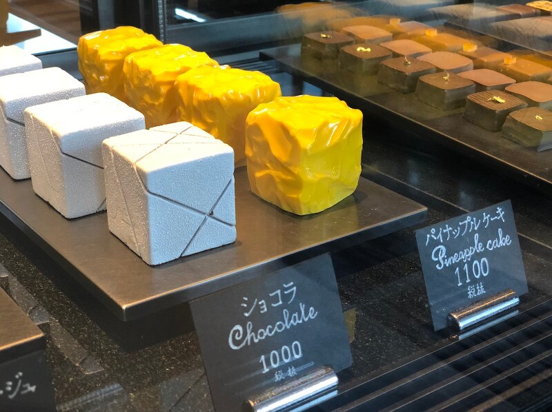 キューブ型のチョコレートケーキはアートのよう