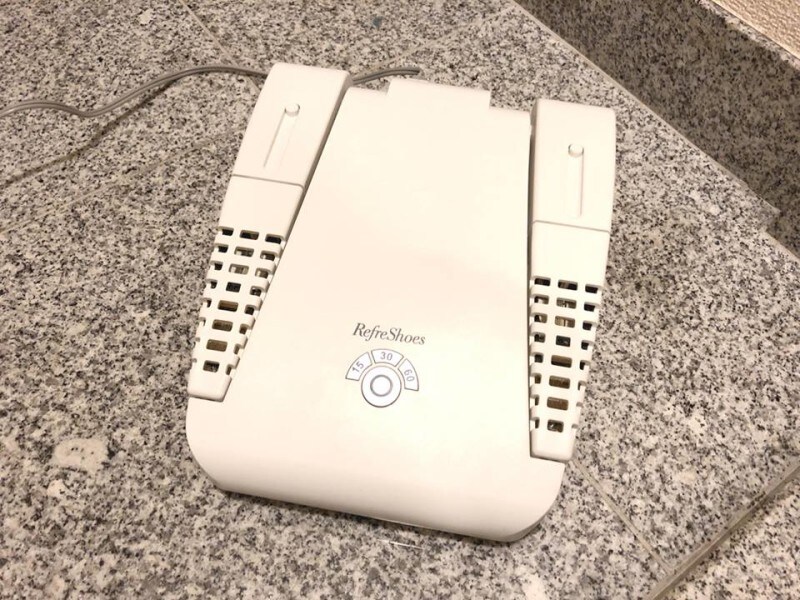 リフレケアの「リフレッシューズ SS-300S」は、1台で靴を脱臭・除菌・消臭。靴の臭いに悩むビジネスマンの強い味方です