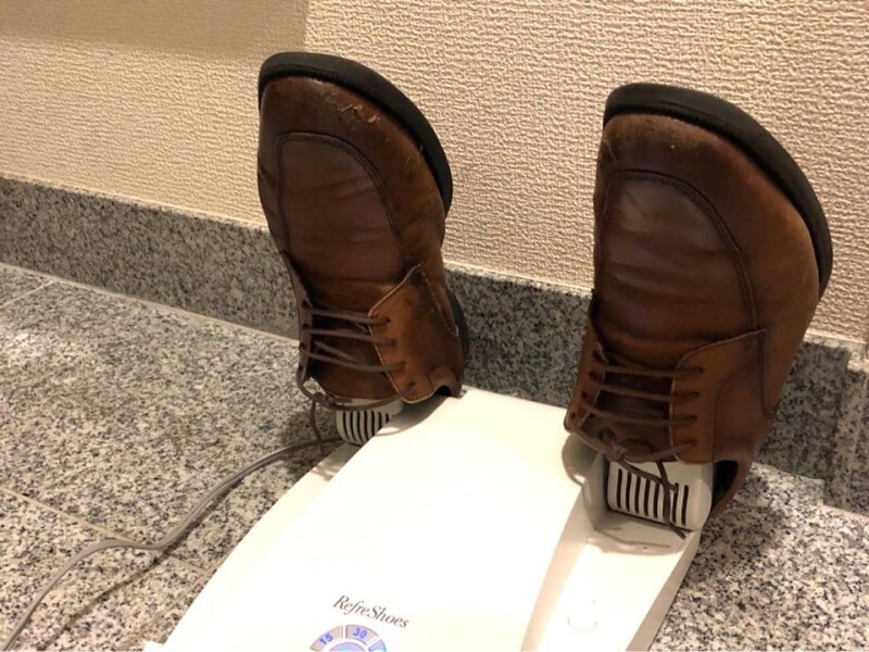 使うときはノズルを立て、靴を差し込みます。タイマーは最大60分まで。ビジネスシューズやスニーカーのように甲が深い靴のほうがしっかり装着でき、効果も高まりそう