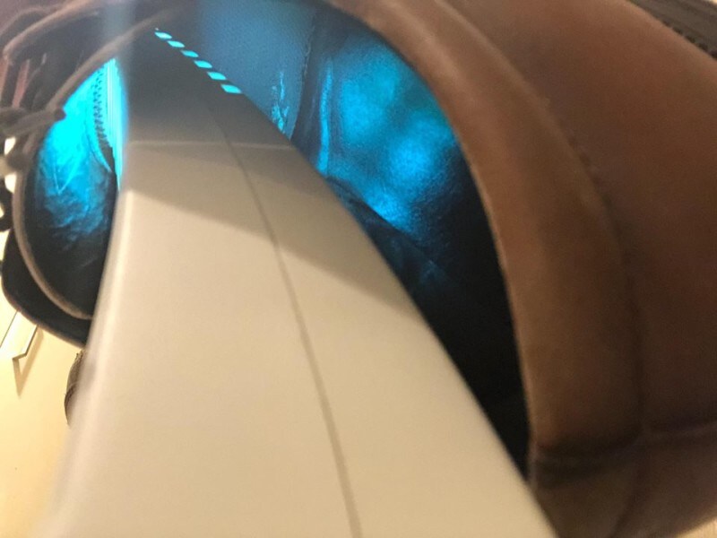 UV-Cを直接見るのは危険なので、靴を装着しないと照射されませんが、下からカメラを入れてみると……確かに光っています！