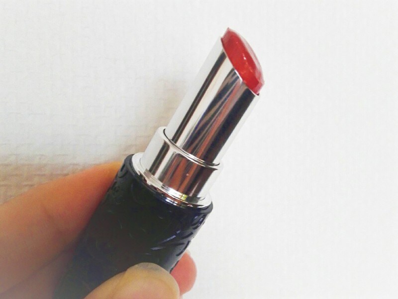 0.5cmくらい繰り出して、唇の上を優しくすべらせるように塗布しましょう