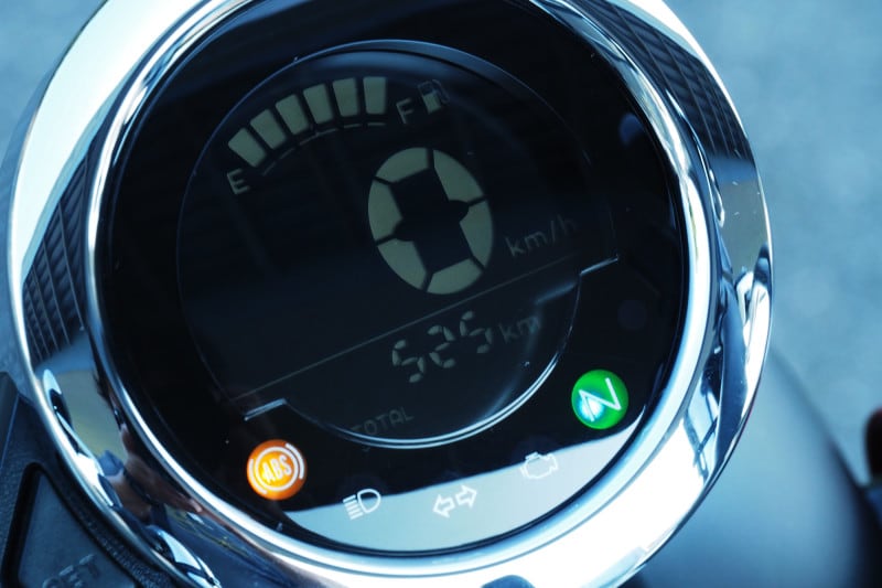 モンキー125のシンプルなデジタルメーター