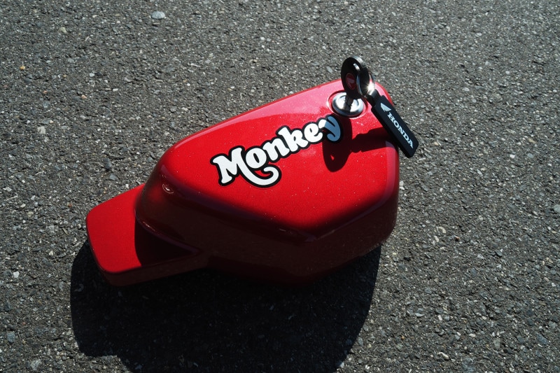 モンキー125のサイドカバーは外れて収納スペースになるが書類ぐらいしか入らない