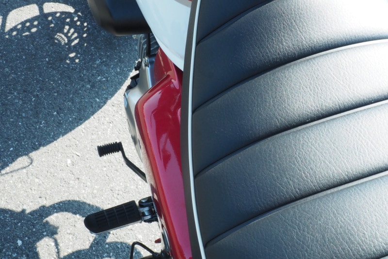 モンキー125はサイドカバーなどが張り出ているので若干足は開いて足をつく形になる