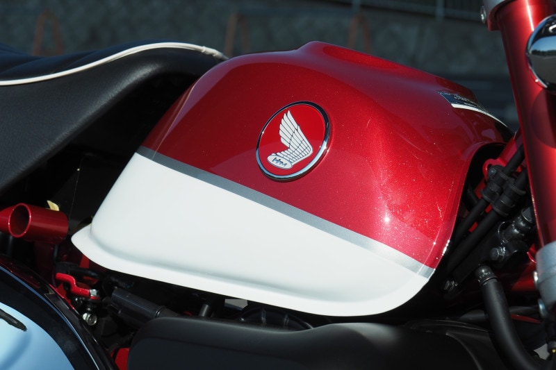 レトロなエンブレムが貼られれたモンキー125のタンク容量は5.6L