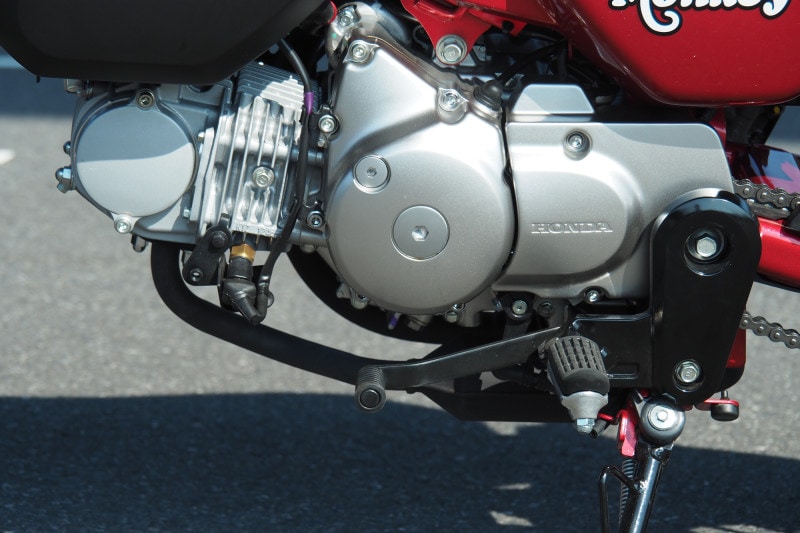 シンプルながら質感の高い空冷4ストロークOHC単気筒エンジン