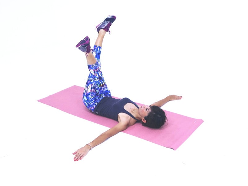 女性らしい美脚をつくる足パカエクササイズ3 右脚が上になるようにゆっくり両脚クロス。