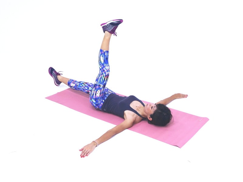 シャープな美脚をつくる足パカエクササイズ2 右足を床ギリギリまで下ろします。