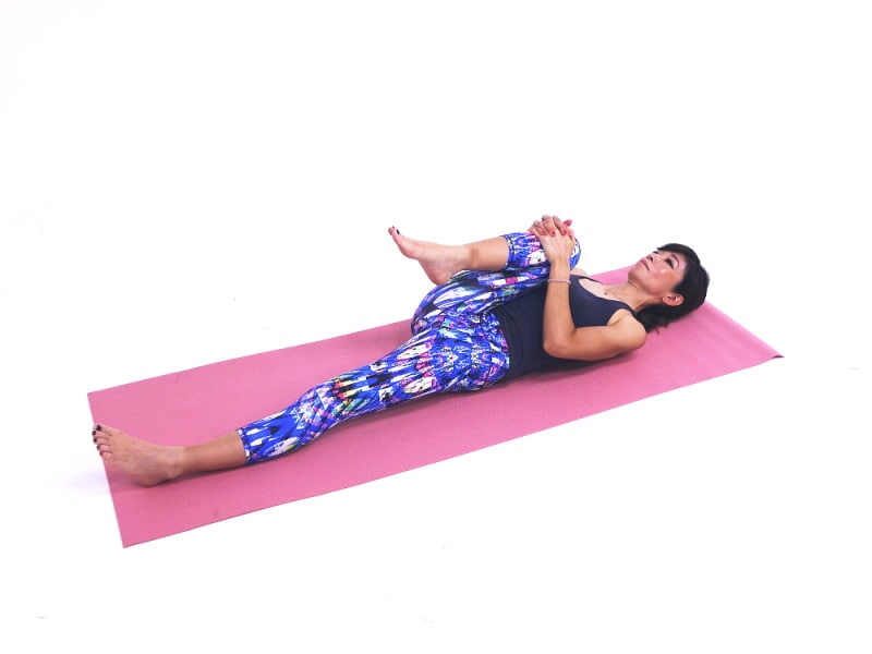 美脚ストレッチ1 片膝を胸に引き寄せます。