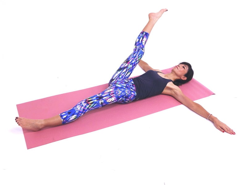 美脚ストレッチ2 そのまま脚を伸ばします。