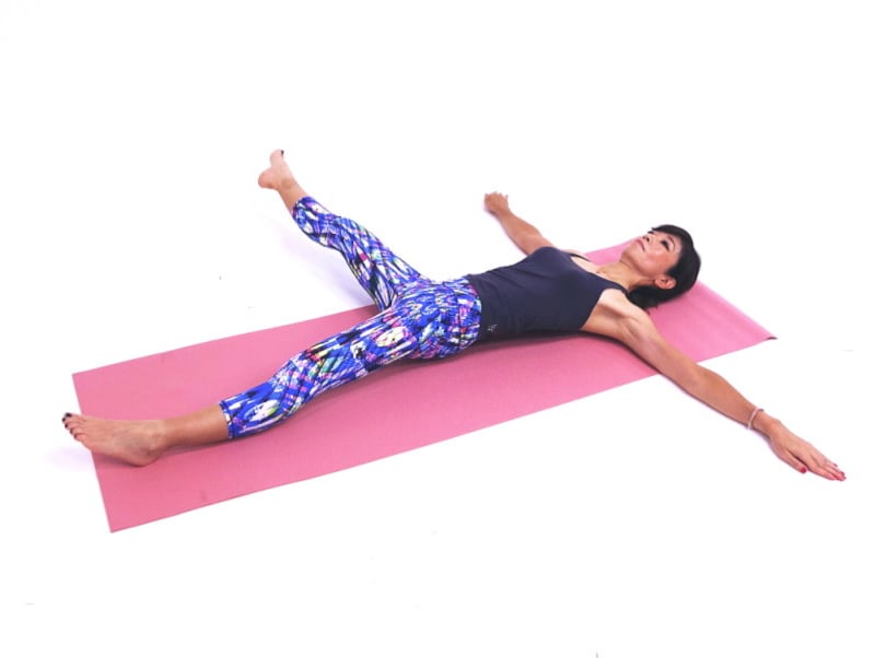 美脚ストレッチ3 脚を横に開き、脚の付け根を伸ばします。