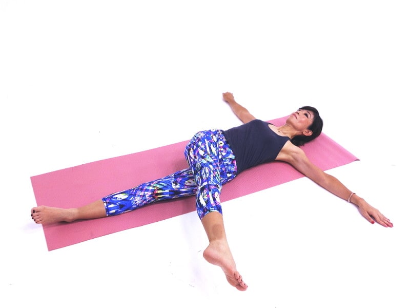 美脚ストレッチ4 脚を斜めに伸ばし、お尻や太もも外側を伸ばします。