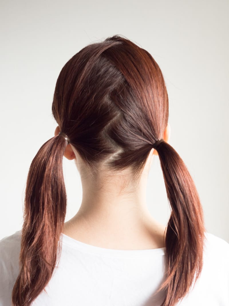 しっかりきつめに結んでツインテールに