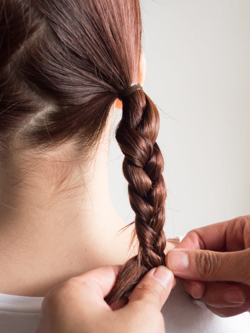 毛先まで三つ編みにする