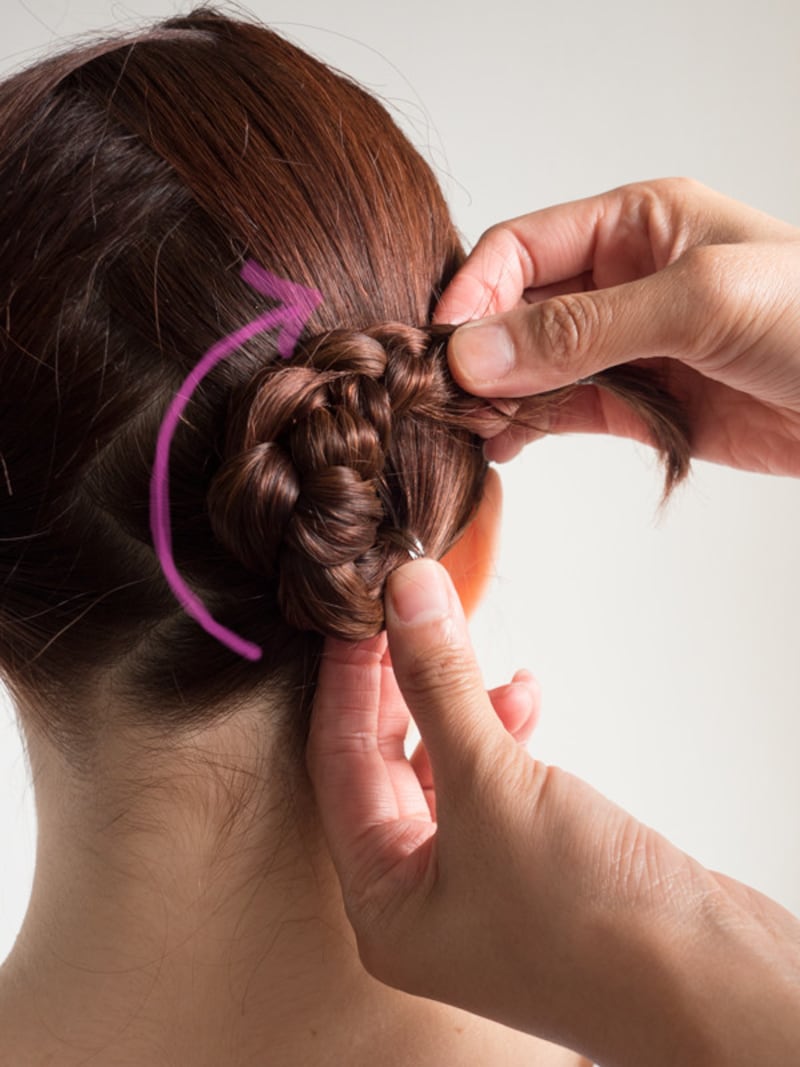 三つ編みを丸めてお団子にする