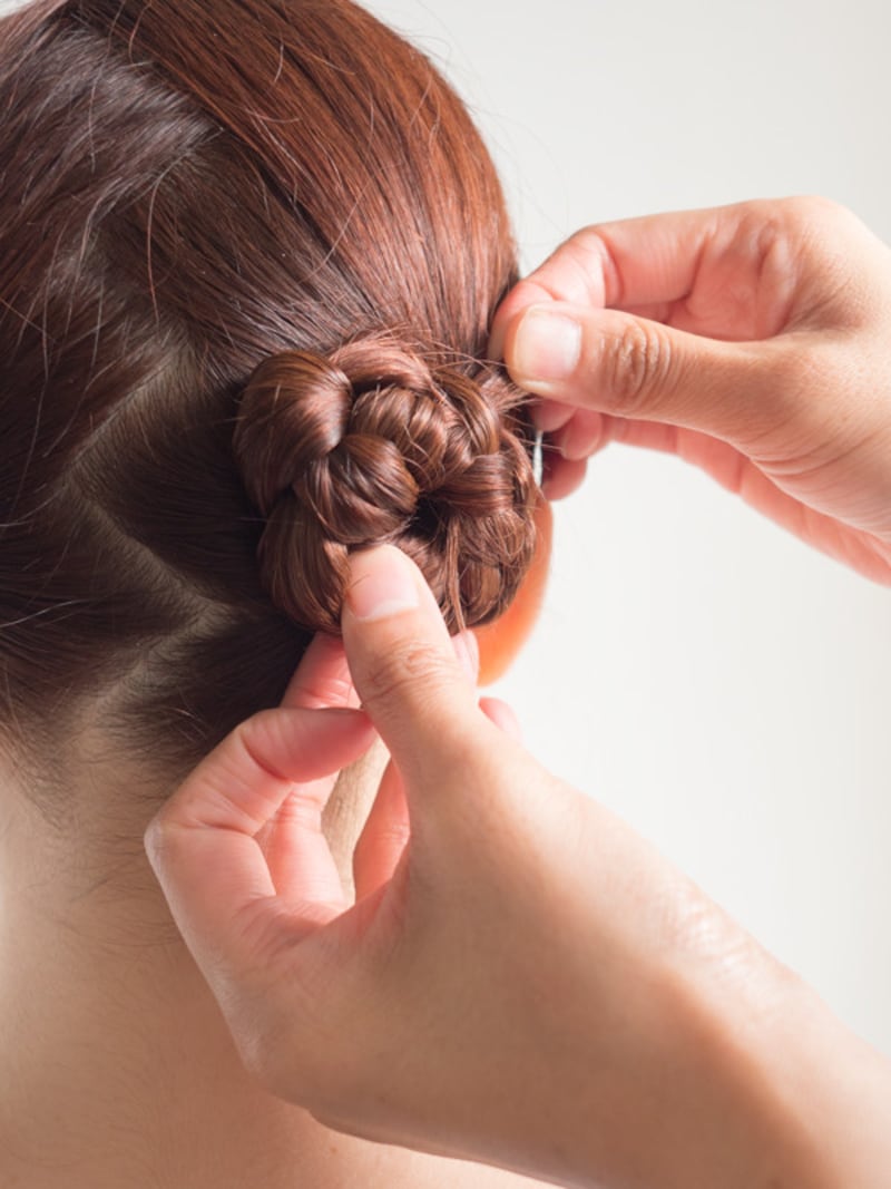 丸めた毛先をしまい込む