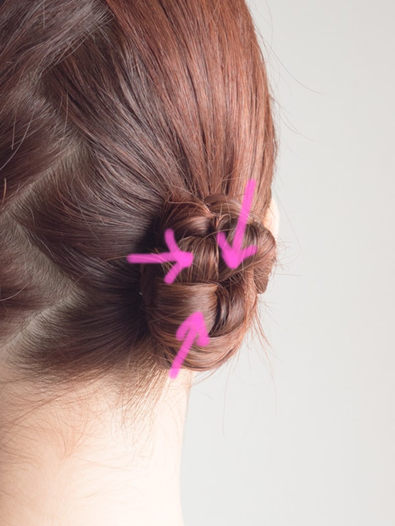 お団子の中心に向かって数カ所留める