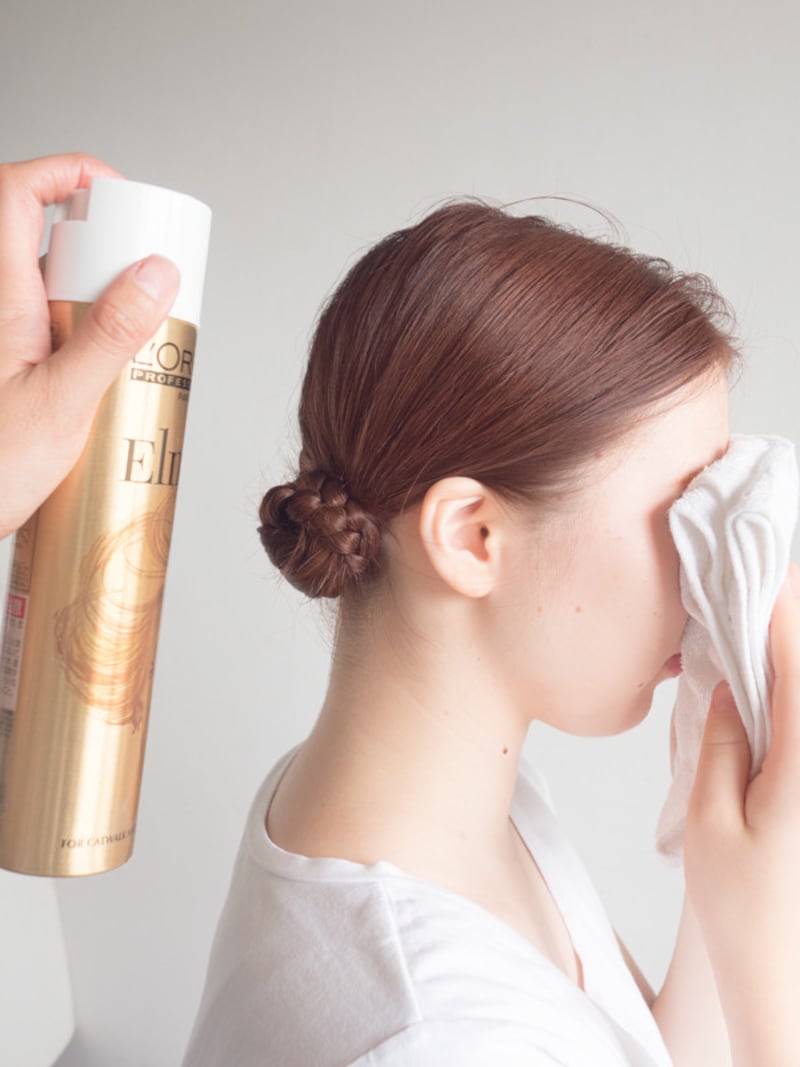 顔にかからないようにスプレーをする