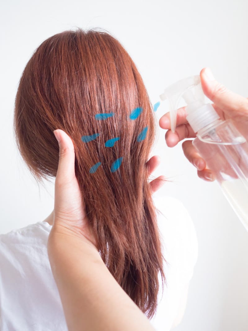 髪全体に水スプレーをかける
