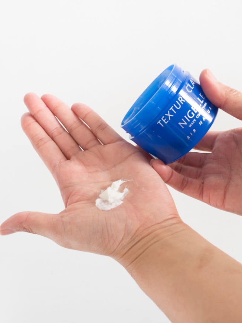 なじませやすい柔らかめのワックスを揉み込む