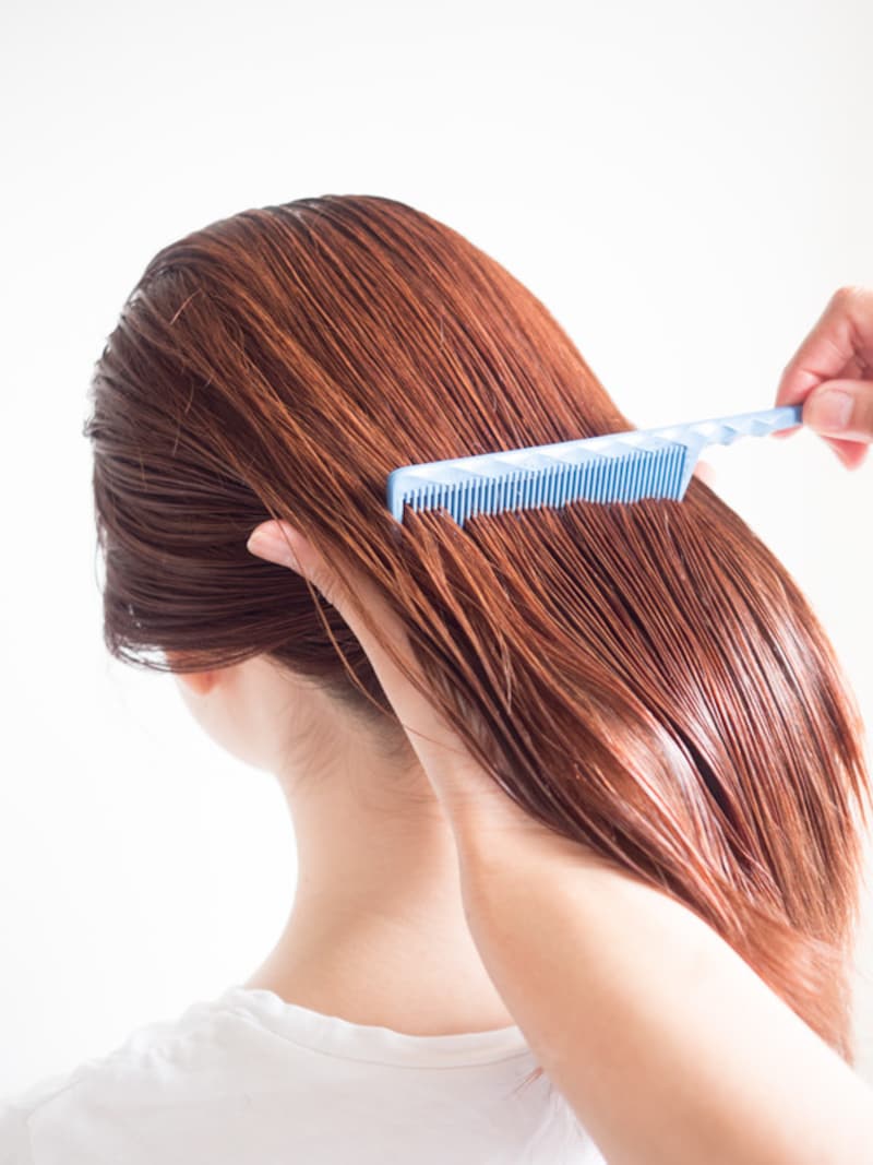 コームで髪全体を梳かす