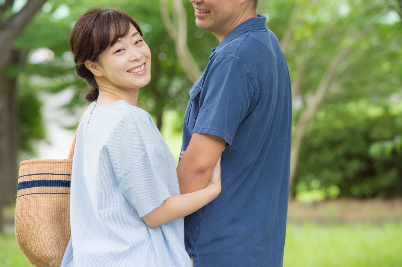 夫婦関係は、お互いの言葉や態度次第でポジティブに変わるもの。まずは自分の笑顔と態度から振り返ってみましょう