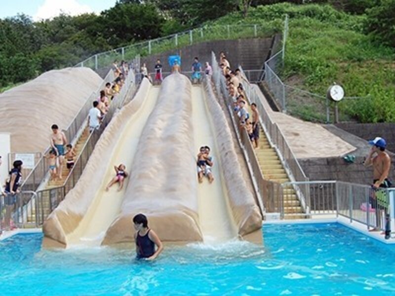 こどもの国のプールのすべり台