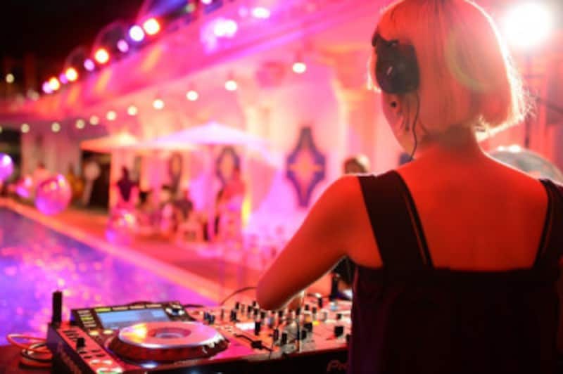 ニューオータニのナイトプールDJブース