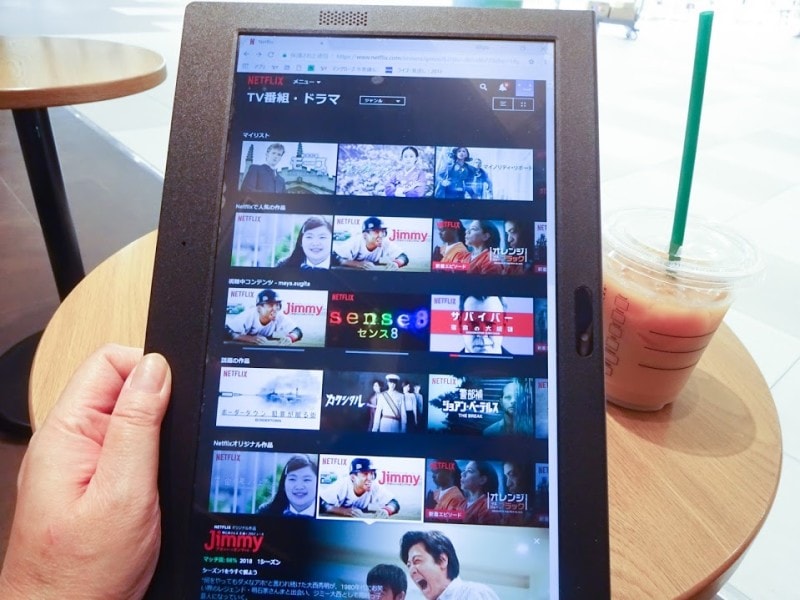 カフェや通勤電車でNetflixを視聴することも
