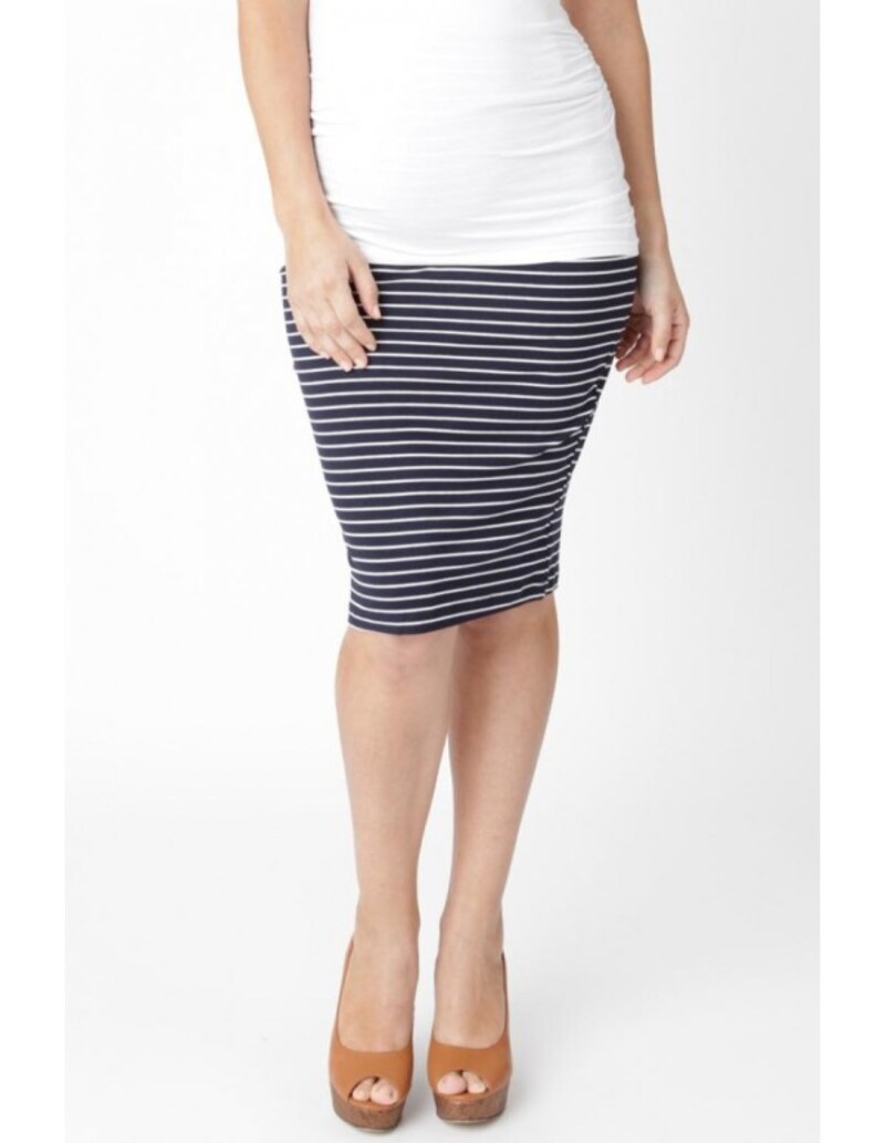 柔らかく、ストレッチの効いた素材のネイビーのボーダーマタニティスカート