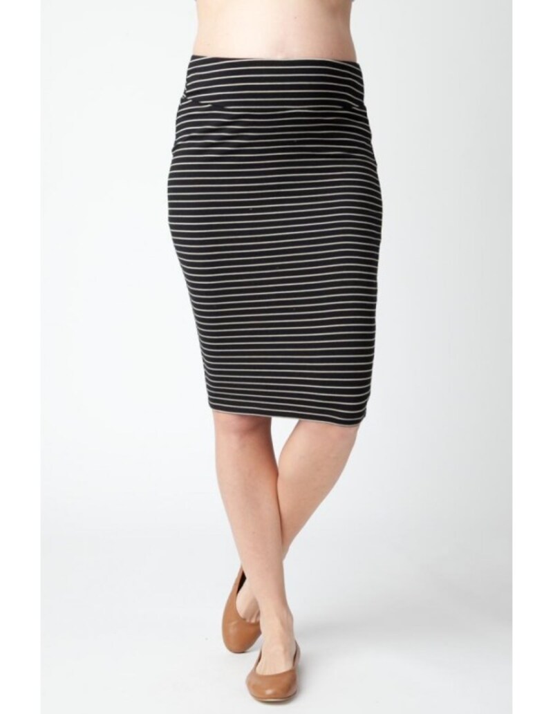 柔らかく、ストレッチの効いた素材のブラックとベージュのボーダーマタニティスカート