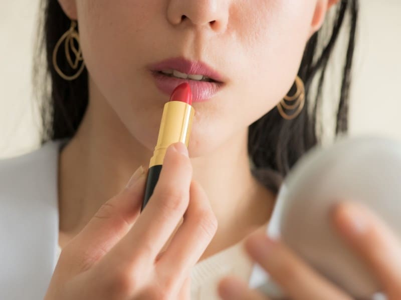 アラフォーの唇の色にはなにを塗るのが正解?